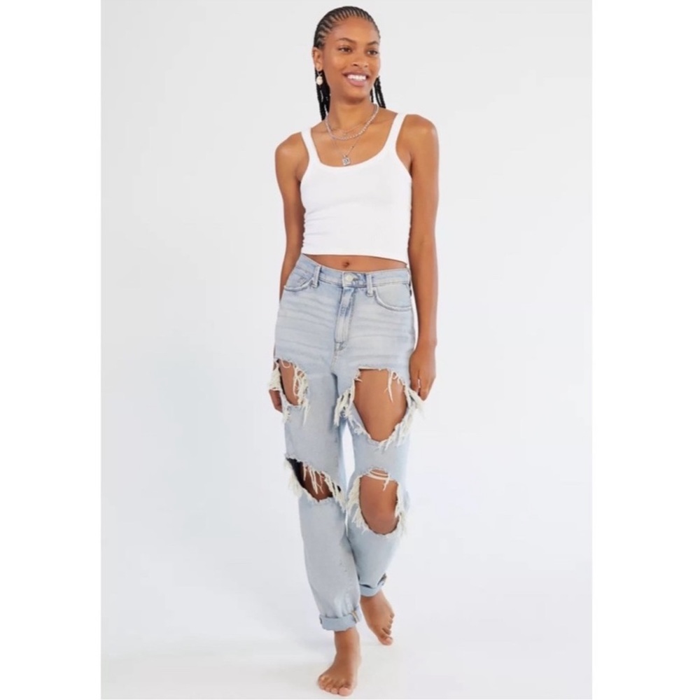 Urban Outfitters Light Wash Blue Denim BDG High-Waisted Mom Jean